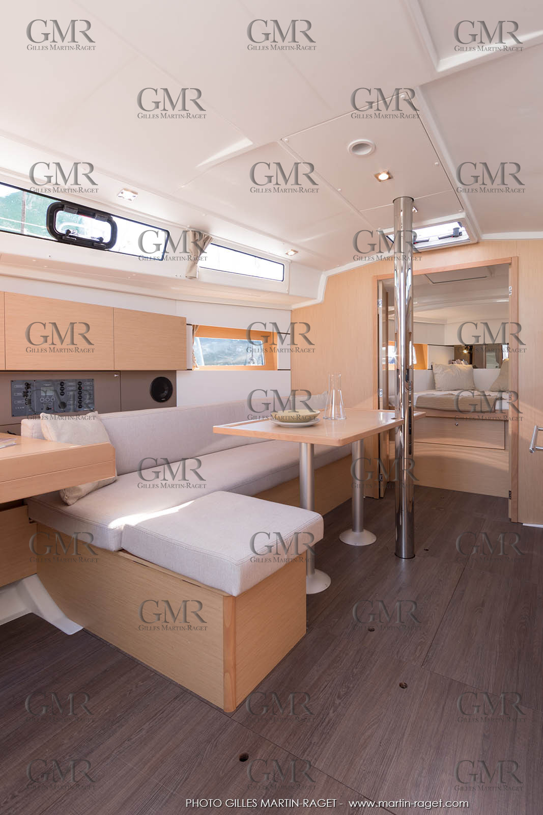 04 07 3017; Les EMbiez (FRA; 83) - Chantier Beneteau; Oceanis 38.1