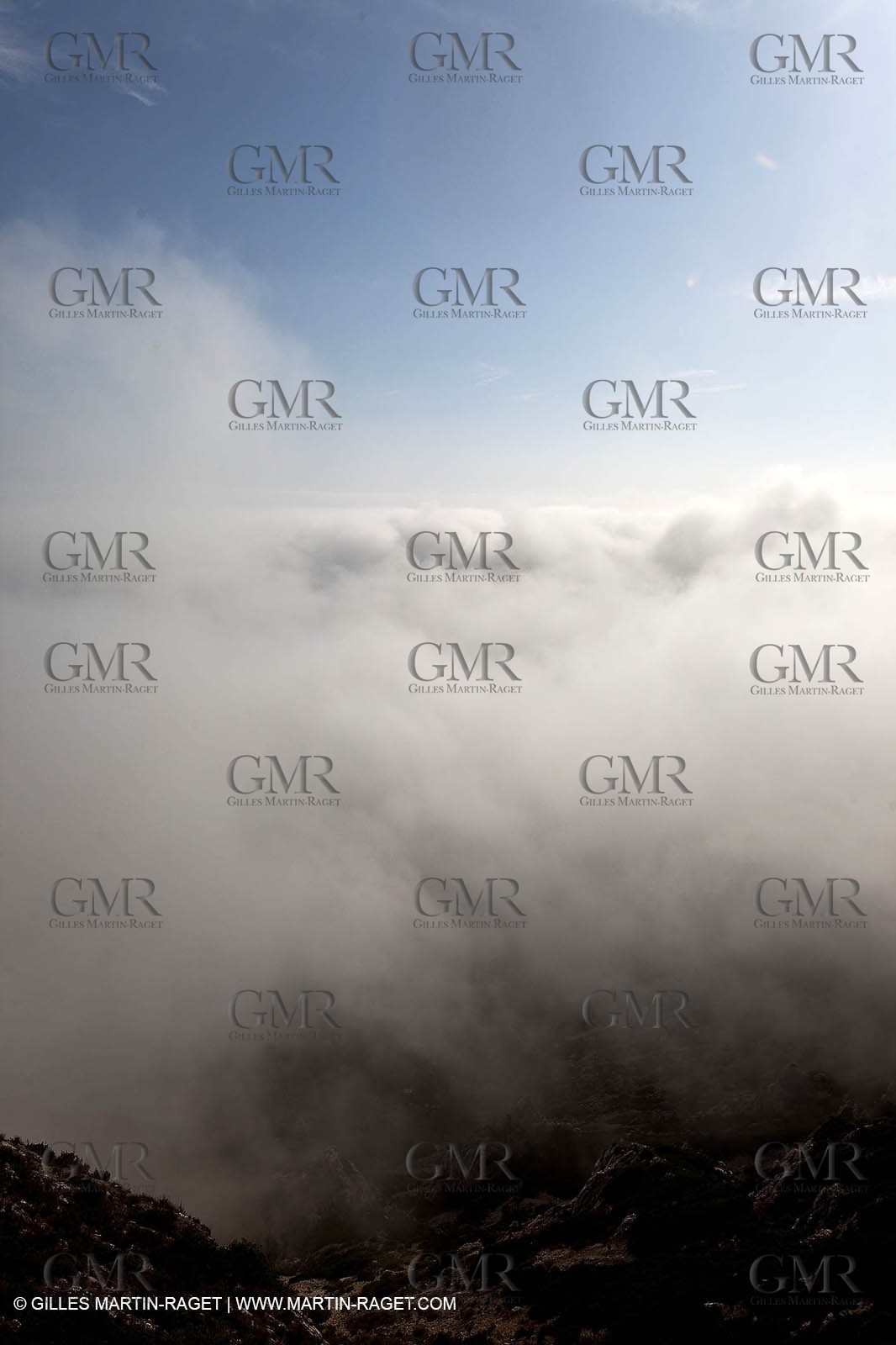 06 08 09 - Marseille - La neble - Brouillard sur les calanques et îles de Marseille