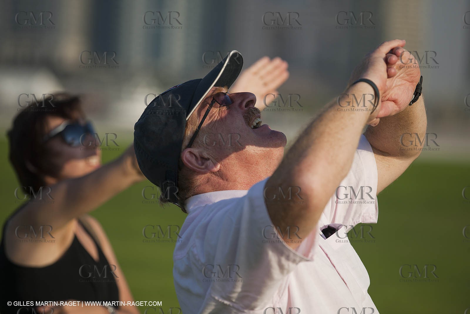 21 11 2010 - Dubai (UAE) - Dubai Louis Vuitton Trophy -  - Day off - James Spithill and Peter Lester go paragliding