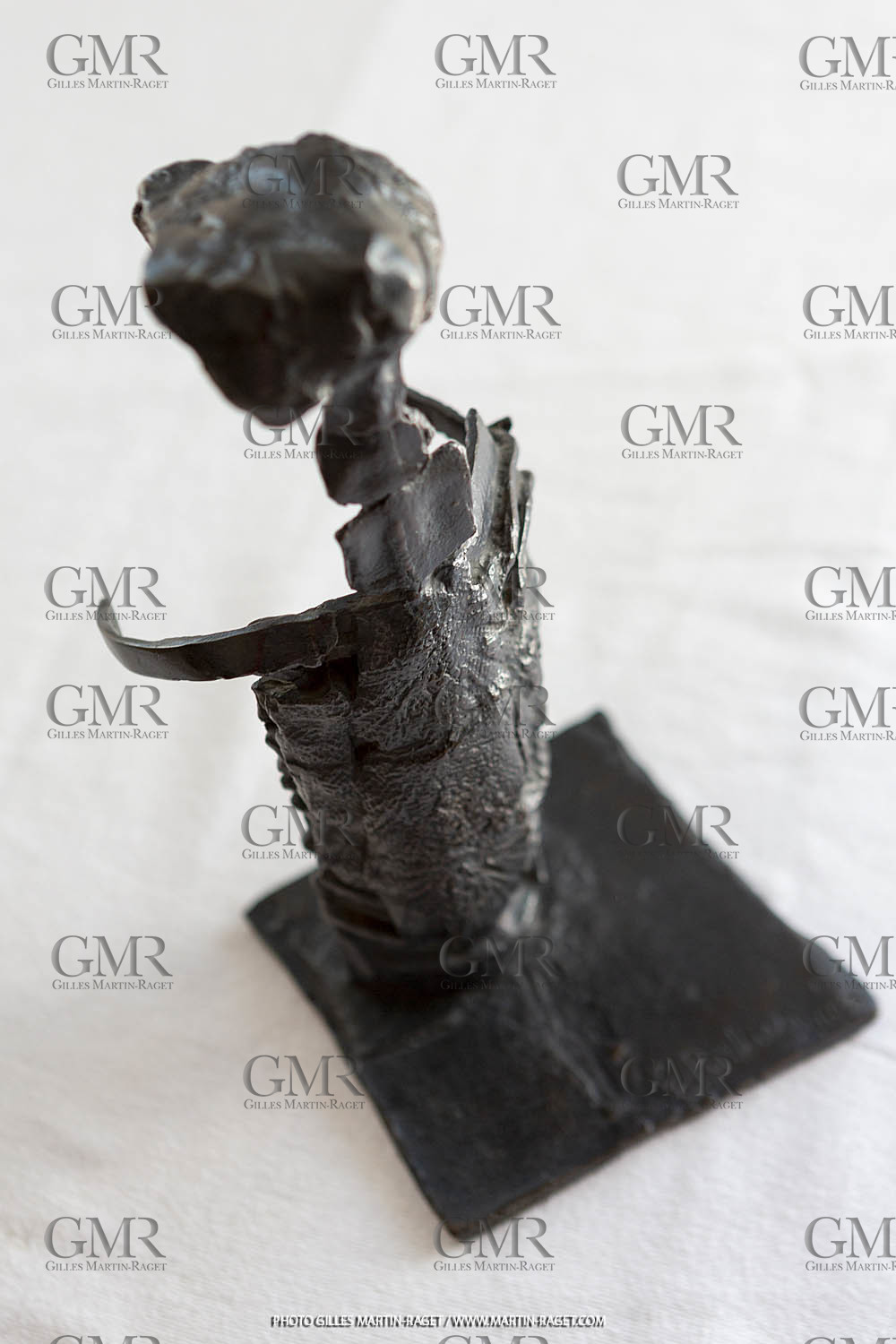 12 07 2020, St Rémy de Provence (FRA,13), Oeuvre de Germaine Richier, L'oiseau 1953, Bronze patiné foncé, Numéroté HC3, Fondeur :L.Thinot, Paris, 28,5 x 15,5 x 15,5 cm, collection particulière