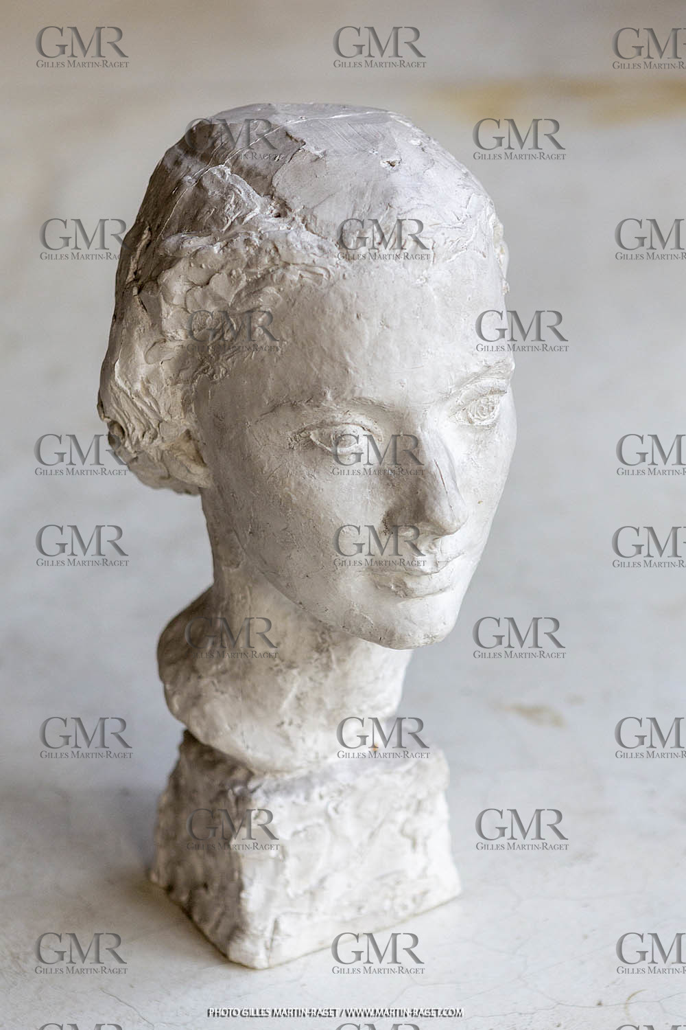 20 07 2020, St Rémy de Provence (FRA,13), Oeuvre de Germaine Richier, Buste n° 15 1933 ou 1934, plâtre de tirage, collection particulière